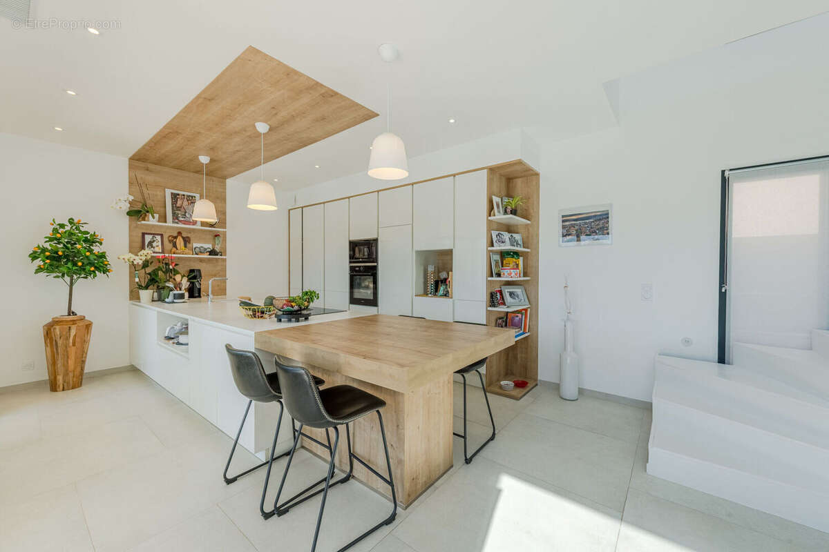 Résidentiel belle villa d'architecte offrant 235 m² , jardin avec piscine, St Raphael les Plaines - photo 4