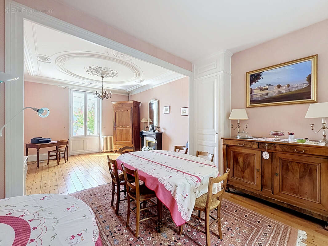 JARNAC Elégante maison de maître avec garage et belle parcelle de jardin. - photo 6