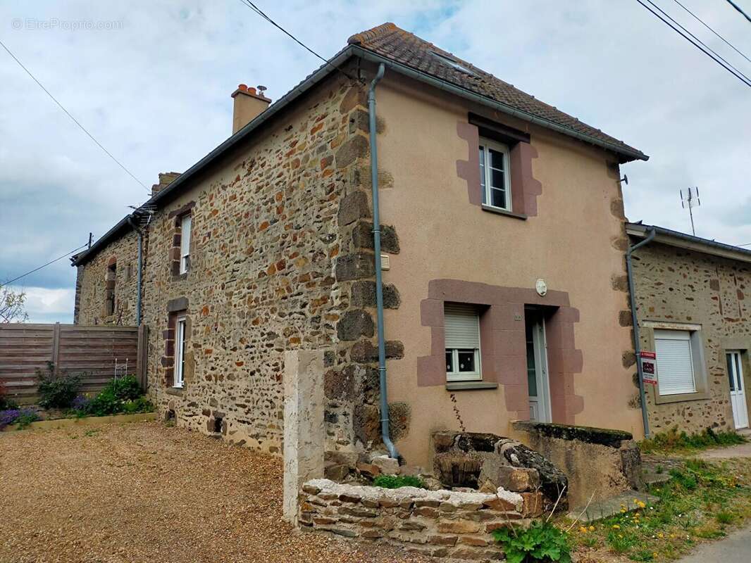 Deux maisons à vendre Sougé le Ganelon façade 1ere maison - Maison à SOUGE-LE-GANELON