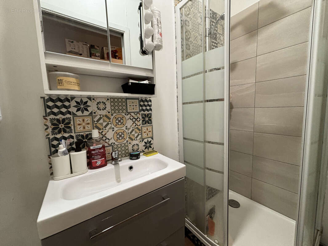 Appartement à LE REVEST-LES-EAUX