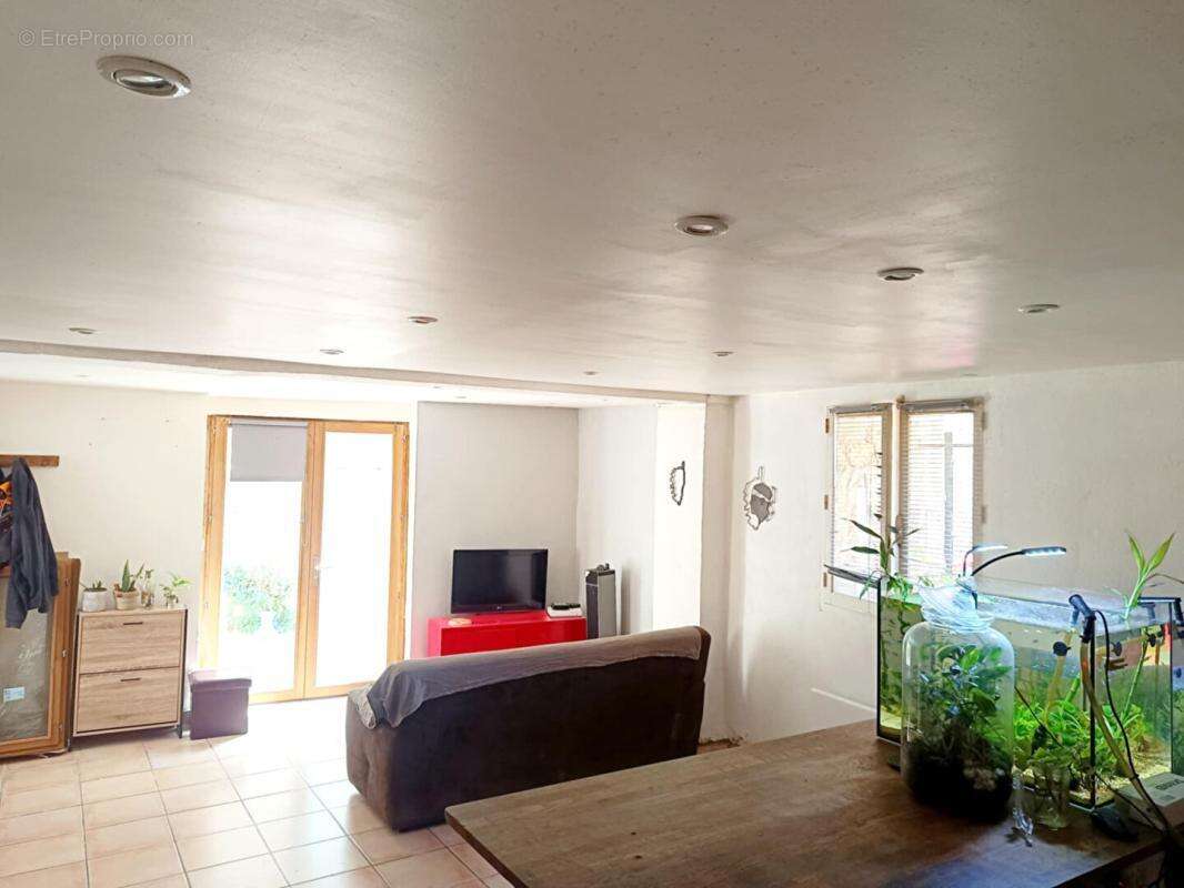 Maison à SAINT-MITRE-LES-REMPARTS