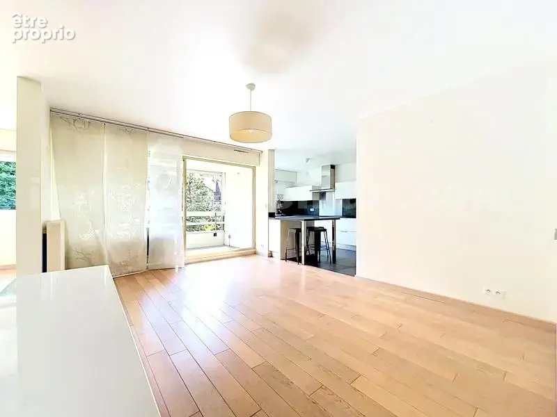APPARTEMENT_T4_TRANSFORMEE_EN_T3_IMMO_PROLEMAN_COLLONGES_SOUS_SALEVE_BELLES_PRESTATIONS_RENOVEE_BEAUX_VOLUMES_PIED_DE_LA_DOUANE_Veyrier_geneve_TRAM_CEVA_frontiere_Suisse_rangement_pièce_de_vie_séjour_cuisine