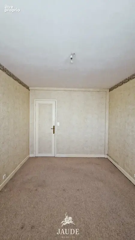 Issoire spacieux appartement t4 de 101 m2 à rafraîchir avec balcon,cave et vue sur l’abbatiale - photo 10