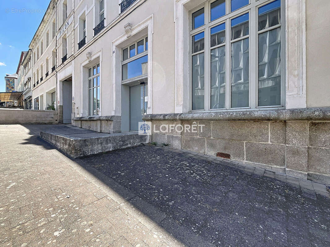 Immeuble 7 logements local commercial parking jardin Parthenay - photo 2