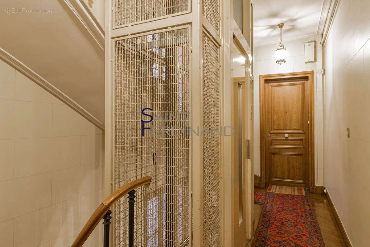 Appartement à PARIS-16E