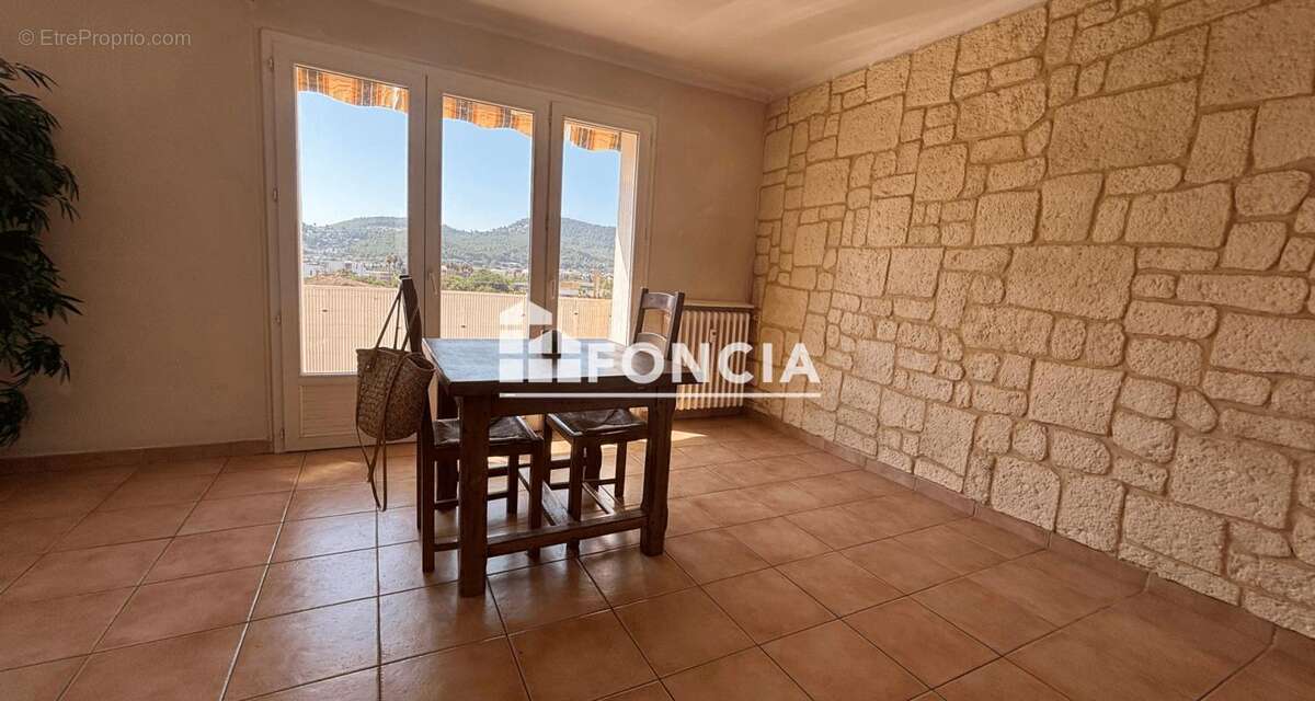 HYERE, EN DERNIER ETAGE, T3/4 traversant et lumineux avec cave et large parking - photo 2