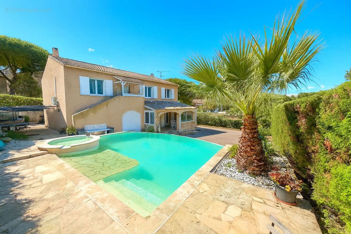 Maison à ROQUEBRUNE-SUR-ARGENS