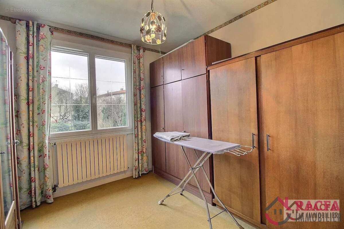 CASTRES - Maison 5 chambres, jardin et double garage - photo 13