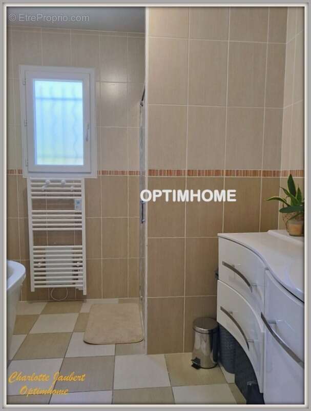 Maison à VILLEBOIS-LAVALETTE