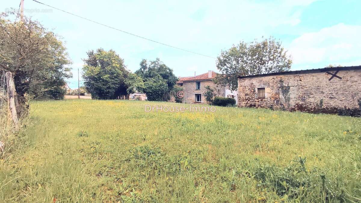 Maison 326 m² à Pleuville  - photo 3