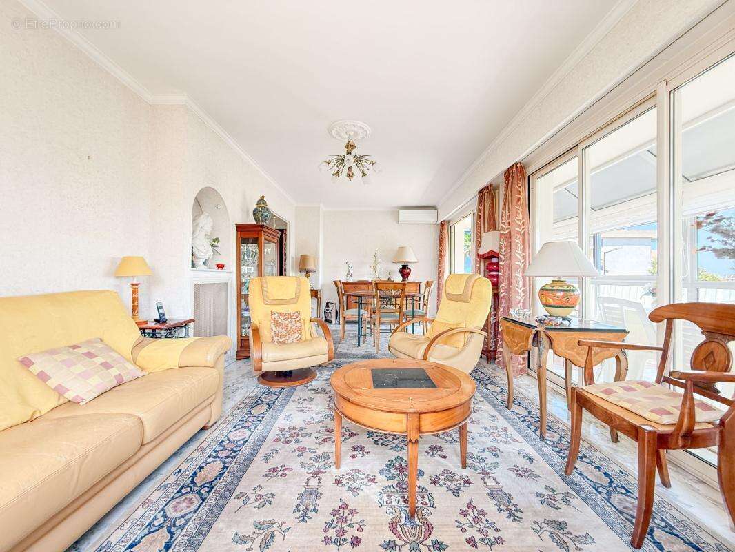 Appartement à SAINT-LAURENT-DU-VAR
