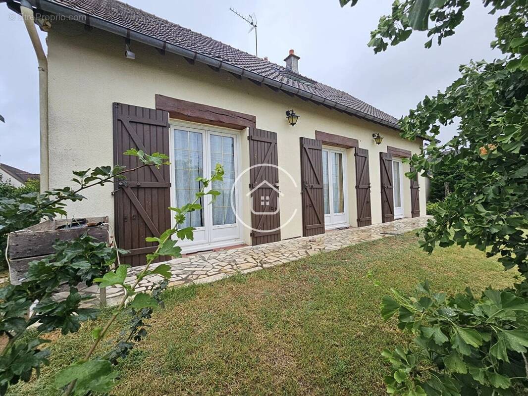 Maison familiale avec sous-sol et beau terrain à Vineuil - photo 1