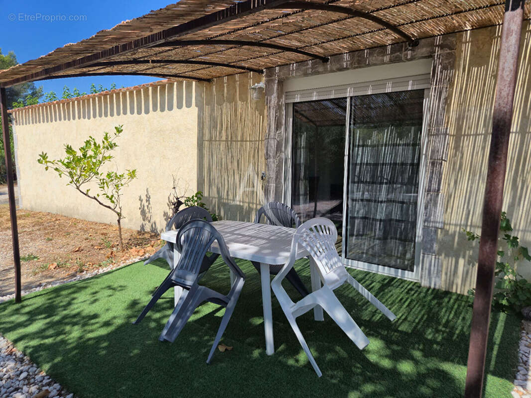 LA FARLÈDE - Propriété de charme de plain-pied avec studio indépendant, piscine et terrain de 10 300 m² - photo 13