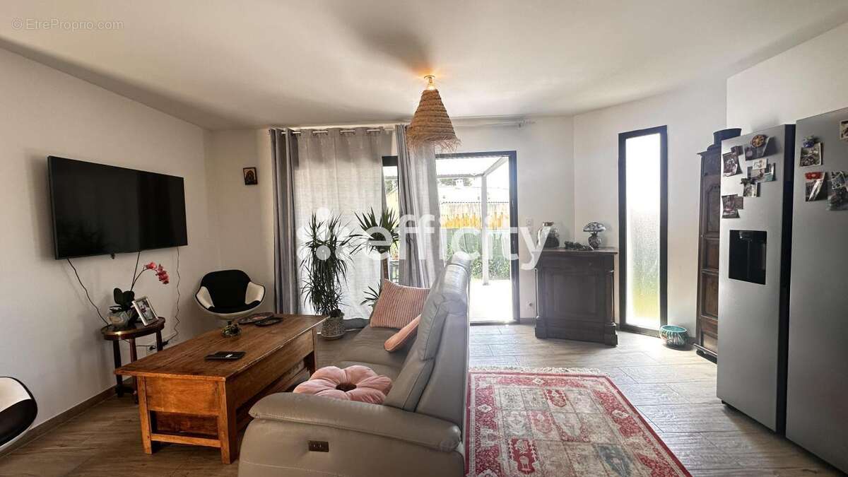 Maison à CAMARET-SUR-AIGUES