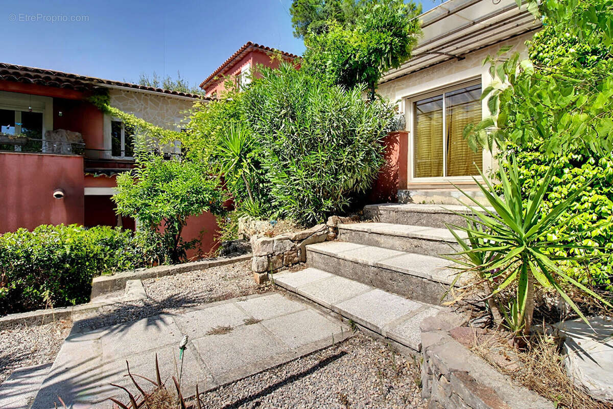 À VENDRE EN EXCLUSIVITÉ - CALLAS Maison 4 chambres avec piscine et grand terrain de 3205 m² - photo 20