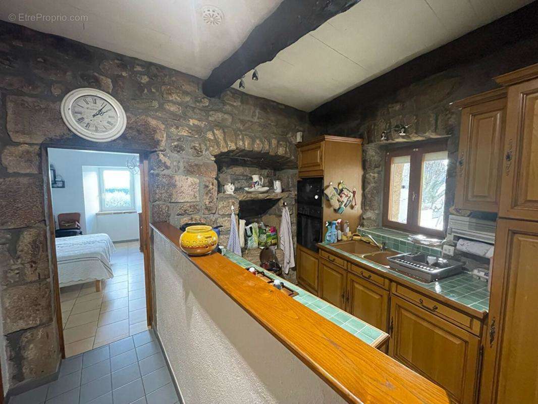 Maison à SAINT-GENEST-DE-BEAUZON