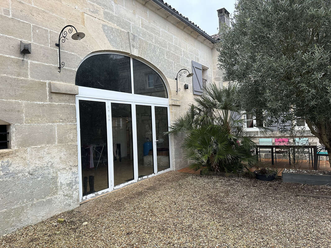 Maison à SAINT-MEME-LES-CARRIERES