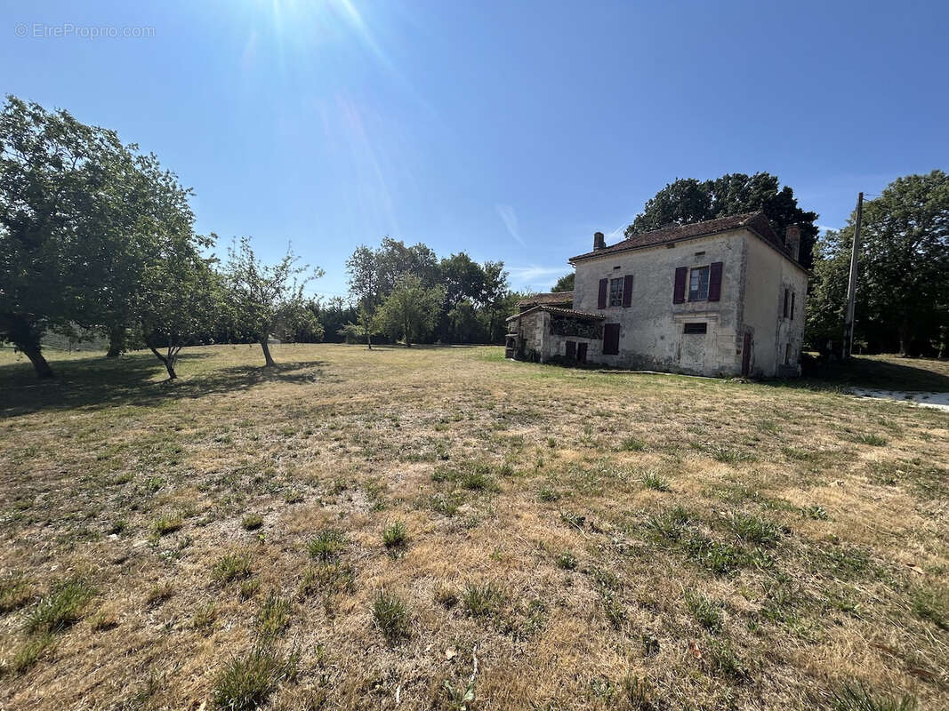 Maison en pierre à rénover dans un cadre magnifique sur terrain de 3400m2 - photo 13