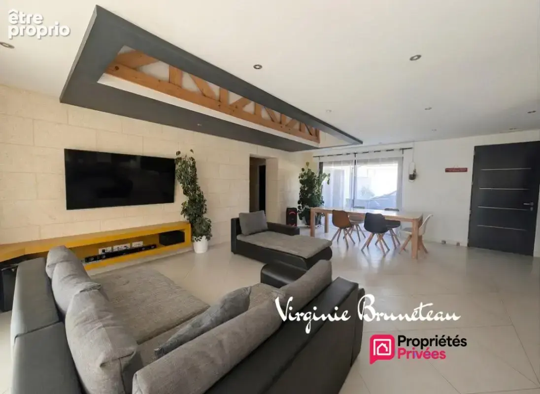 Maison de plain-pied entièrement rénovée, 3 chambres, garage et piscine - photo 2