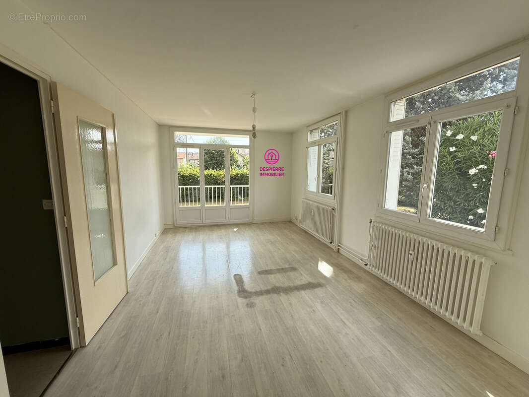 ROUSSILLON !!! Appartement T3 en rez de chaussée, 79 m2 habitables environ - Cave, Garage et Parking - photo 3