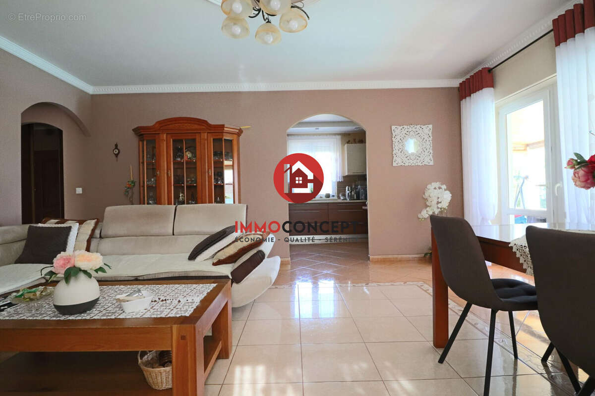 Maison à LAUDUN-L'ARDOISE