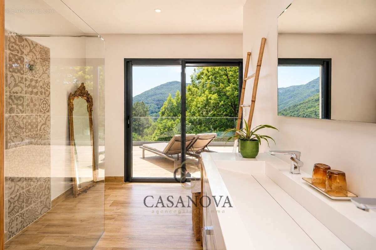 Propriété avec piscine intérieure et extérieure avec terrain de 5 300 m² à Sumène - photo 15