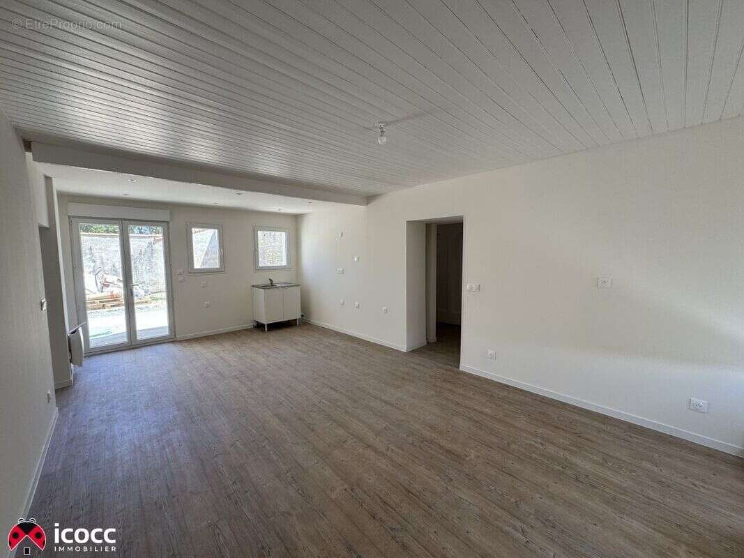 Maison 85 m² à Les Magnils-Reigniers  - photo 2
