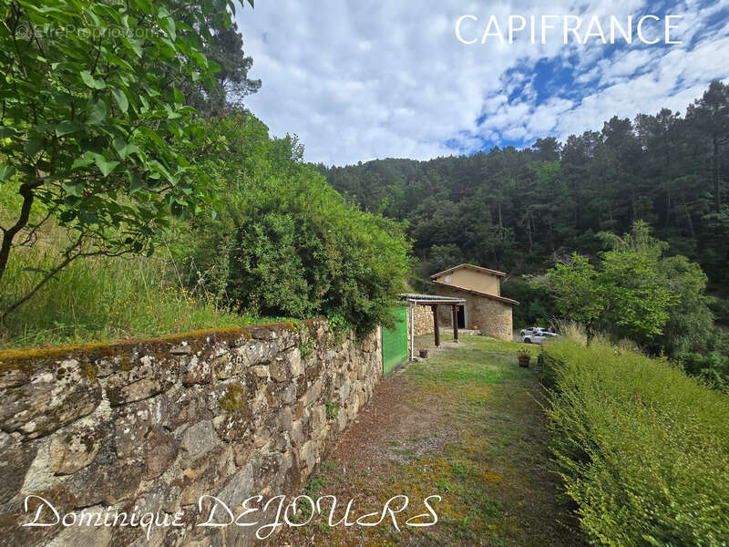 Maison à SAINT-SAUVEUR-DE-MONTAGUT