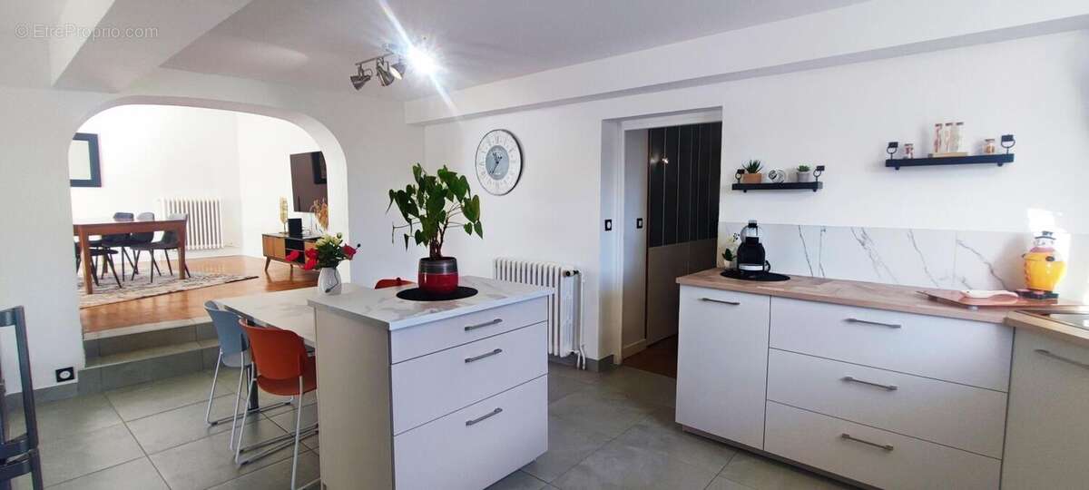 Maison à GREZIEU-LA-VARENNE