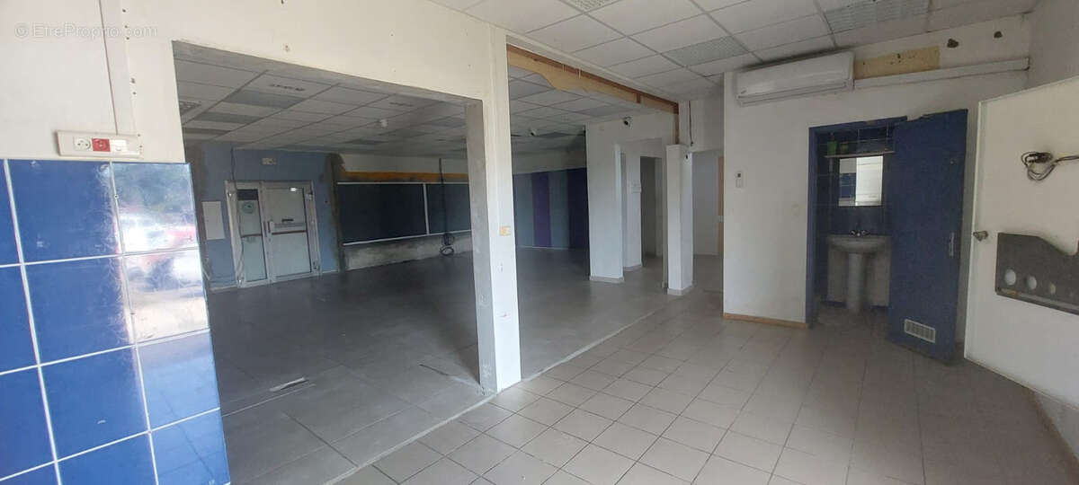 Local spacieux et lumineux avec vitrine dans une zone d'activité - photo 11