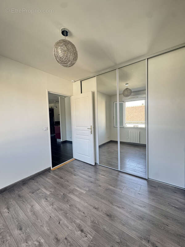 Appartement à VAUJOURS