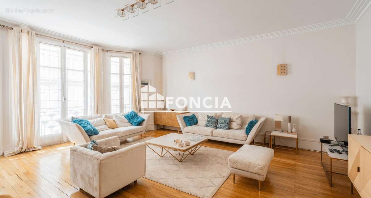 Appartement à PARIS-16E
