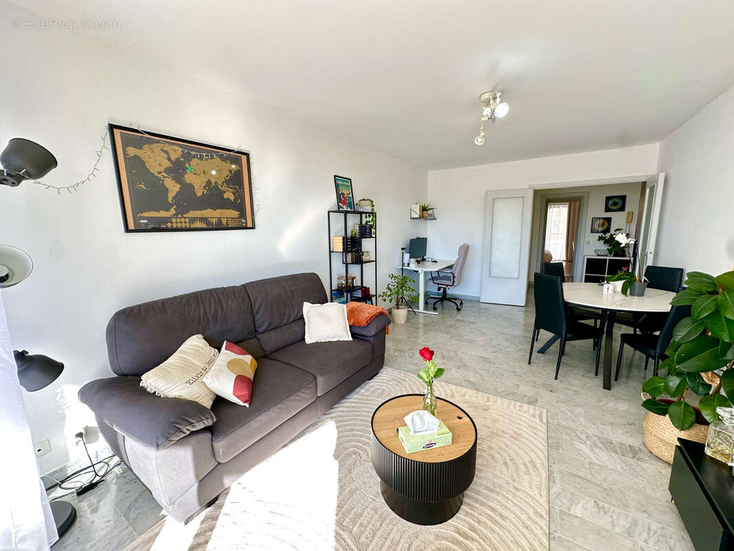 Appartement à SAINT-LAURENT-DU-VAR