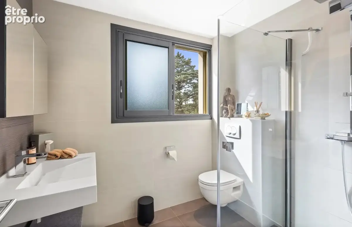 Appartement 4 pièces d’angle et traversant – Rénové avec élégance, grande terrasse et vue dégagée - photo 7