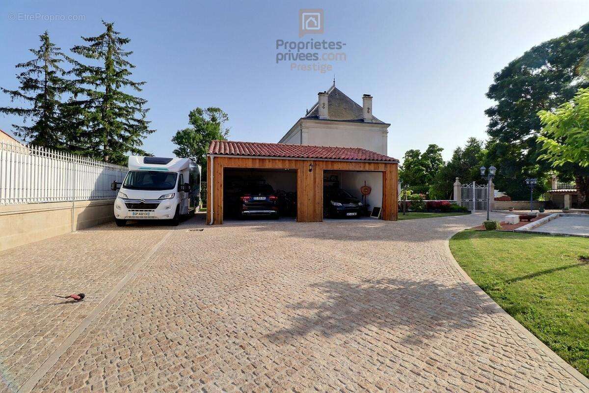 Maison bourgeoise de 380 m2 sur 3 niveaux avec de nombreuses possibilités - photo 7