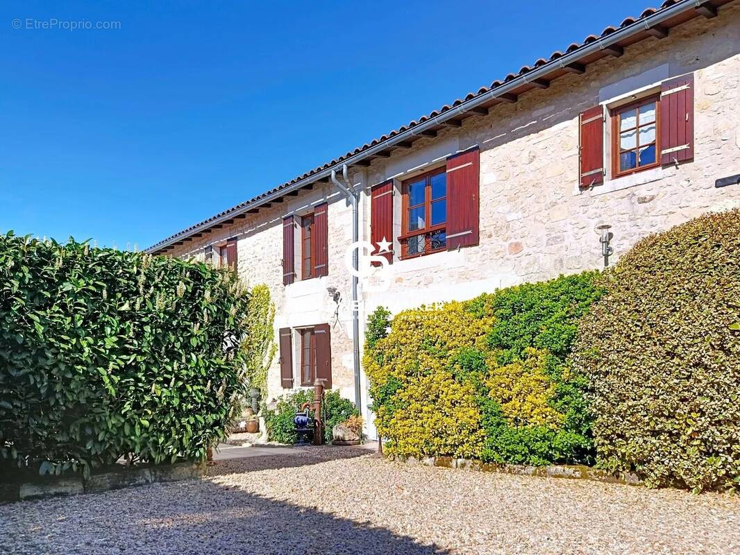 Maison à BUSSAC-SUR-CHARENTE