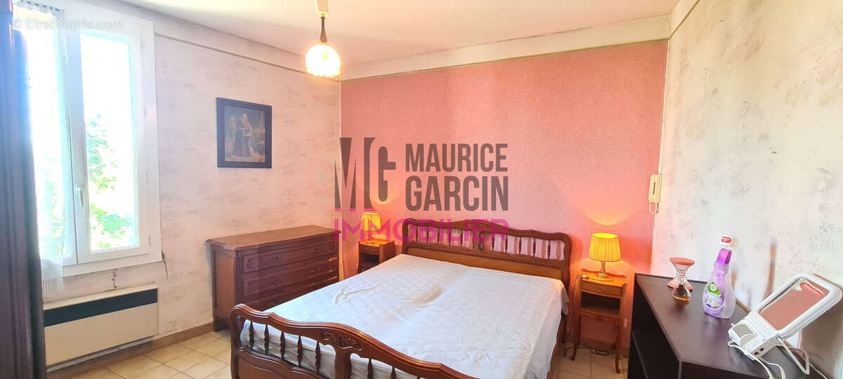 Maison à ENTRAIGUES-SUR-LA-SORGUE