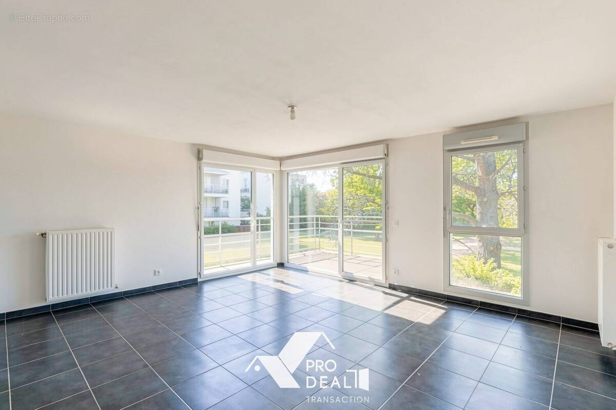 Appartement à MEYZIEU