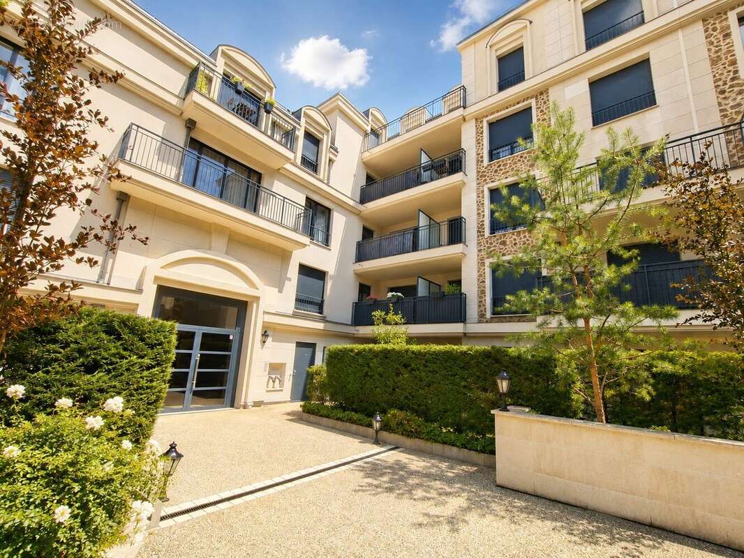 Appartement 43 m² à Fontenay-Le-Fleury  - photo 2