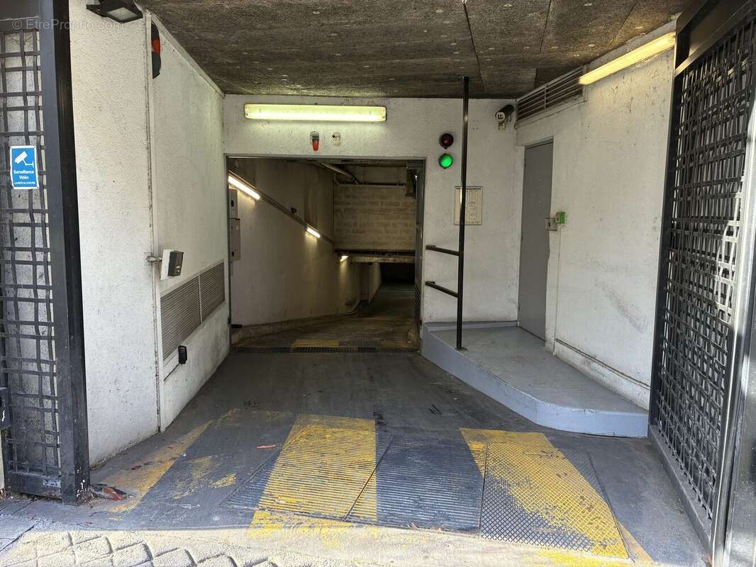 Parking à PARIS-10E