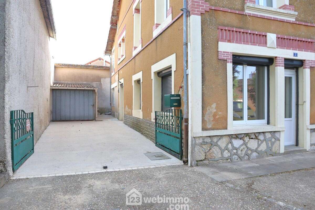 Maison en pierre de 86 m2 habitables. - Maison à SAINT-SECONDIN