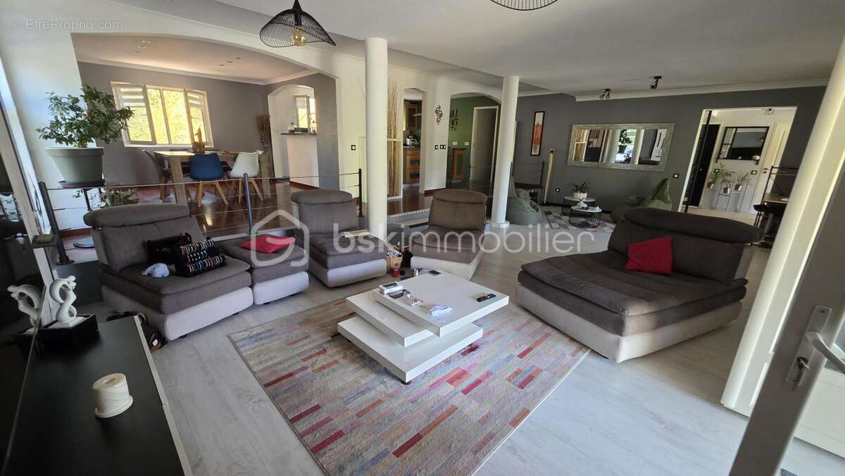 EN EXCLUSIVITÉ – VIDAUBAN – Maison traditionnelle de 171 m² avec piscine, terrain de 1 566 m² et fort potentiel - photo 9