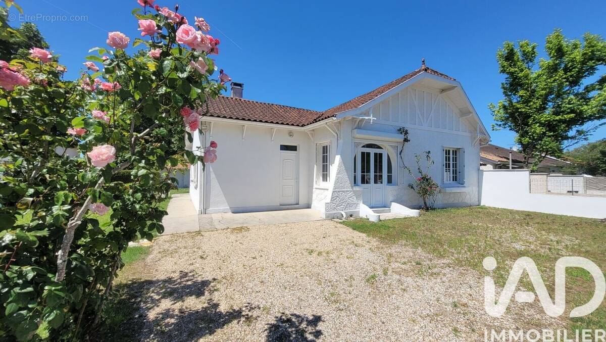 Photo 1 - Maison à LA ROCHE-CHALAIS