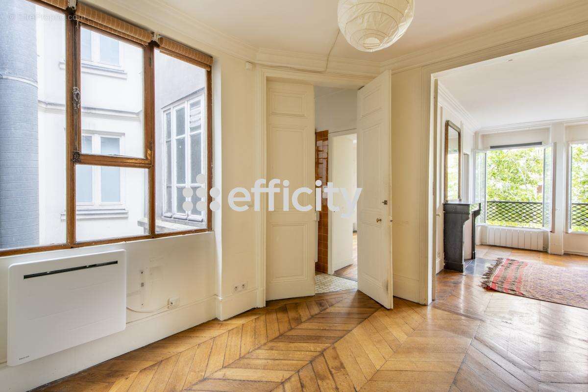 Appartement à PARIS-14E