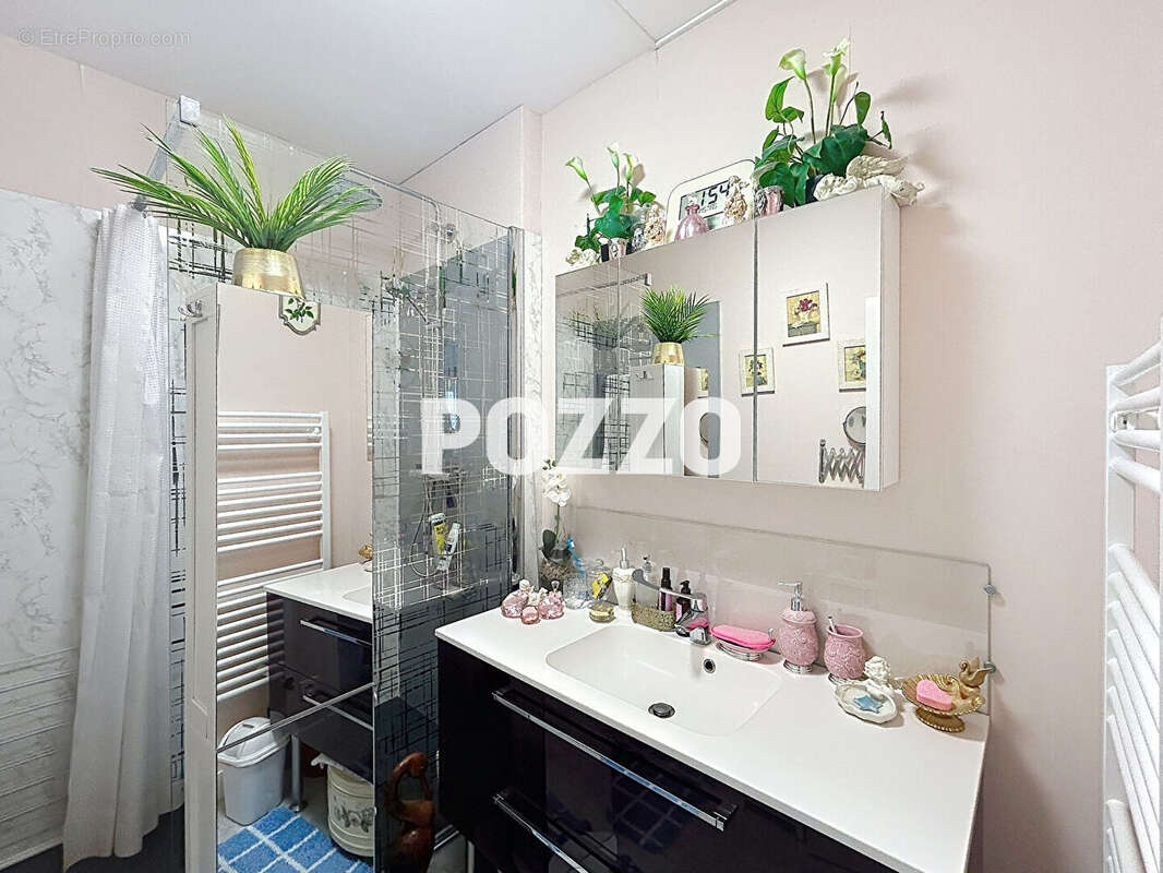 Appartement à DONVILLE-LES-BAINS