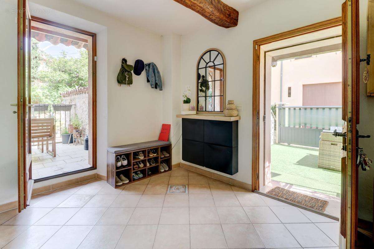 Maison à CHATEAUNEUF-VILLEVIEILLE