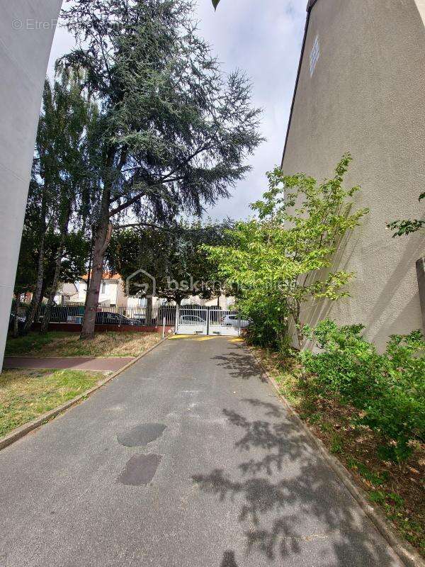 Appartement à LES PAVILLONS-SOUS-BOIS