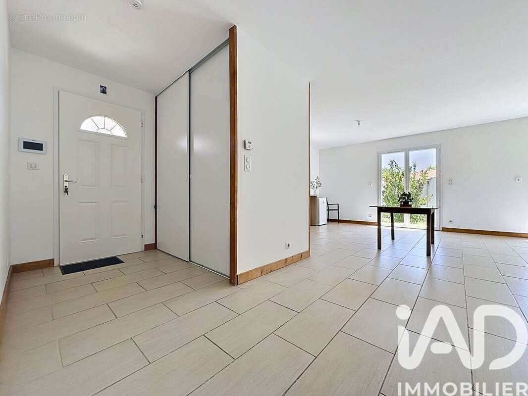 Maison 104 m² à La Clisse  - photo 7