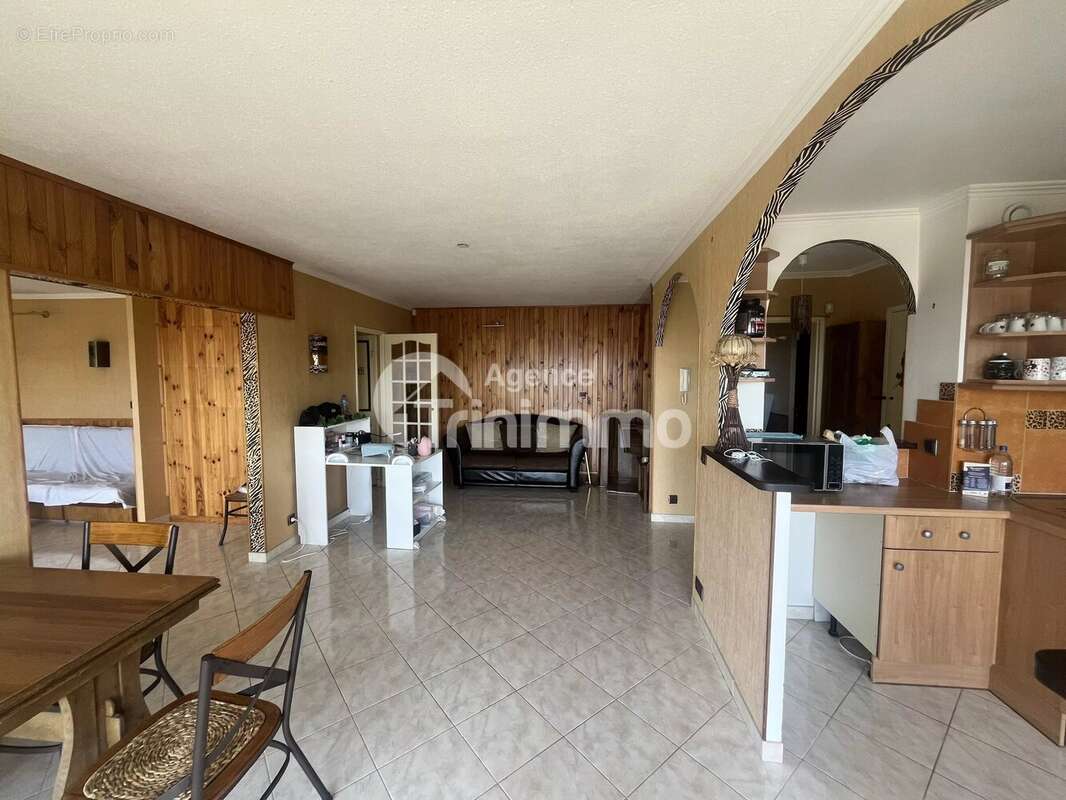 Appartement à SAINT-LAURENT-DU-VAR