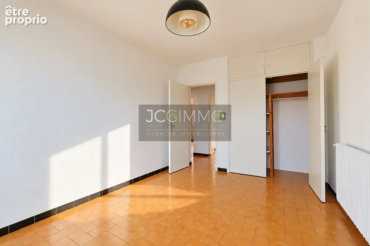 T4 de 87.5 m2 avec terrasse, garage et parking privatif ! - photo 10
